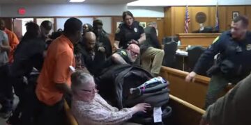 Άγριο ξύλο μέσα σε δικαστήριο ανάμεσα στη μητέρα δολοφονημένου και συγγενείς του δράστη