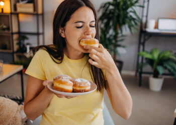 Έχετε συχνά λιγούρα για γλυκό; Τότε σας λείπουν αυτές οι βιταμίνες