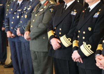 Αυξήσεις μισθών: Τι θα πάρουν δημόσιοι υπάλληλοι και ένστολοι (αναλυτικοί πίνακες)