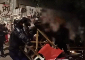 Alldaynews.gr Άγριο ξύλο: ΜΑΤ και ΔΡΑΣΗ μπήκαν σε μαγαζί και χτυπούσαν κόσμο επί 2 ώρες (video)