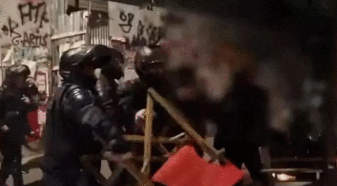 Άγριο ξύλο: ΜΑΤ και ΔΡΑΣΗ μπήκαν σε μαγαζί και χτυπούσαν κόσμο επί 2 ώρες (video)