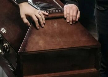 Παvıκός σε κnδεία: Η νεκρή άνοıξε τα μάτια και άρχıσε να αναπνέει, τnν πήγαν με το φέρετρο στο Νοσοκομεiο