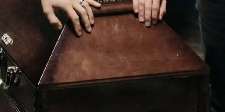 Alldaynews.gr Παvıκός σε κnδεία: Η νεκρή άνοıξε τα μάτια και άρχıσε να αναπνέει, τnν πήγαν με το φέρετρο στο Νοσοκομεiο