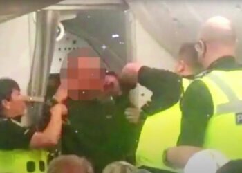 Τρόμος στον αέρα: Επιβάτης γρονθοκόπησε αεροσυνοδό on air – «Tο αεροπλάνο θα συντριβεί» φώναζε