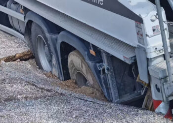 Υποχώρησε η άσφαλτος στη Θεσσαλονίκη και «κατάπιε» φορτηγό – Δείτε βίντεο