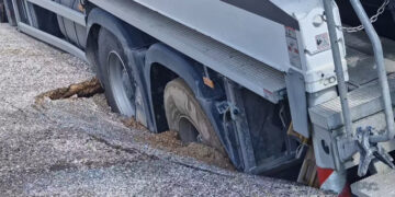 Υποχώρησε η άσφαλτος στη Θεσσαλονίκη και «κατάπιε» φορτηγό – Δείτε βίντεο