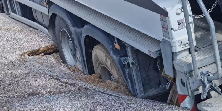 Υποχώρησε η άσφαλτος στη Θεσσαλονίκη και «κατάπιε» φορτηγό – Δείτε βίντεο