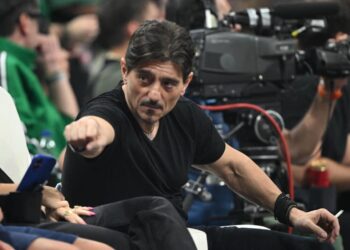 Βάψιμο… για πίστα,λουστρίνι γόβα, ροζ πεντικιούρ και μαύρος κορσές: Όλοι σήμερα μιλάνε για το πως πήγε στο ΟΑΚΑ η κόρη του Γιαννακόπουλου