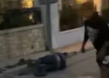 Alldaynews.gr Η στιγμή που ο 17χρονος στα Γλυκά Νερά γρονθοκοπεί τον 48χρονο και τον ρίχνει στο έδαφος – Βίντεο ντοκουμέντο