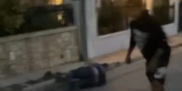 Η στιγμή που ο 17χρονος στα Γλυκά Νερά γρονθοκοπεί τον 48χρονο και τον ρίχνει στο έδαφος – Βίντεο ντοκουμέντο