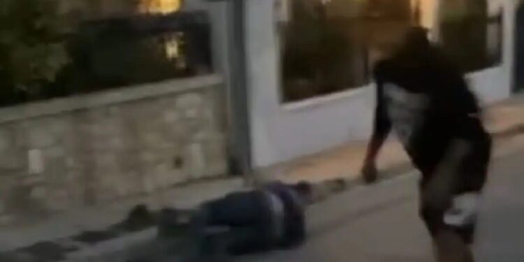 Η στιγμή που ο 17χρονος στα Γλυκά Νερά γρονθοκοπεί τον 48χρονο και τον ρίχνει στο έδαφος – Βίντεο ντοκουμέντο