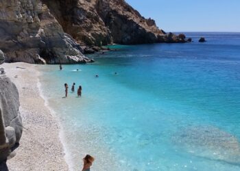 Στους 7 πιο οικονομικούς προορισμούς παγκοσμίως: Το ελληνικό νησί που κάνεις αξέχαστες διακοπές με τιμές άλλης εποχής