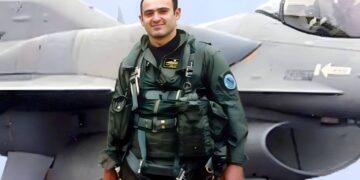 Alldaynews.gr Κώστας Ηλιάκης: 19 χρόνια από τον θάνατό του σε επεισόδιο με τουρκικό μαχητικό – «Θέλω του χάρου το φιλί μες στο αεροπλάνο»
