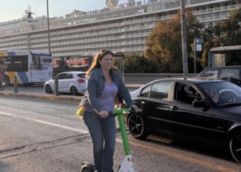 Η Ζωή Κωνσταντοπούλου ανέμελη κάνει ηλεκτρικό πατίνι στον Πειραιά – Οι φωτογραφίες του Διαμαντή Καραναστάση