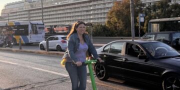 Η Ζωή Κωνσταντοπούλου ανέμελη κάνει ηλεκτρικό πατίνι στον Πειραιά – Οι φωτογραφίες του Διαμαντή Καραναστάση