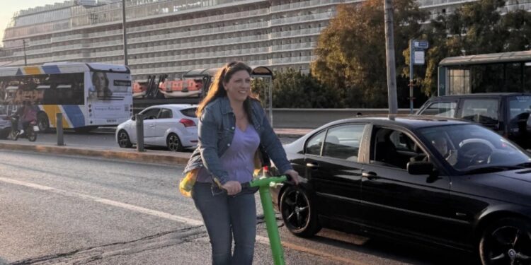Η Ζωή Κωνσταντοπούλου ανέμελη κάνει ηλεκτρικό πατίνι στον Πειραιά – Οι φωτογραφίες του Διαμαντή Καραναστάση