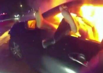 Αστυνομικός έσωσε εγκλωβισμένη γυναίκα σε αυτοκίνητο που έχει πάρει φωτιά – Δείτε βίντεο με την ηρωική διάσωση