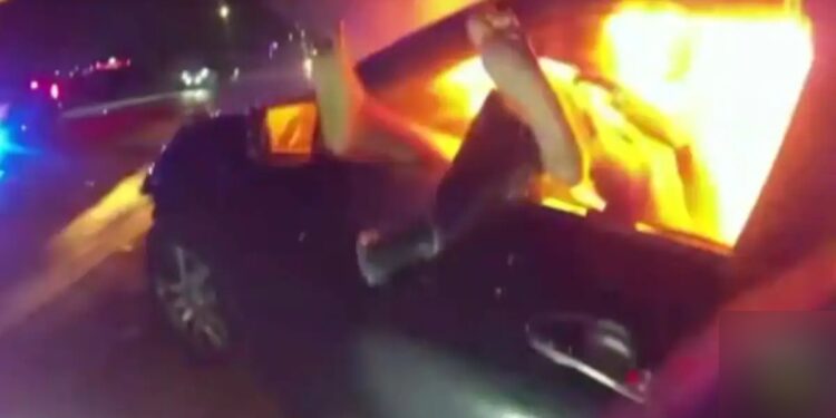 Αστυνομικός έσωσε εγκλωβισμένη γυναίκα σε αυτοκίνητο που έχει πάρει φωτιά – Δείτε βίντεο με την ηρωική διάσωση