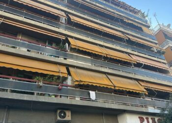 ΕΚΤΑΚΤΟ – Τραγωδία: Κατέληξε η 7χρονη που πέρασε μέσα από τζαμαρία της μπαλκονόπορτας στο σπίτι της