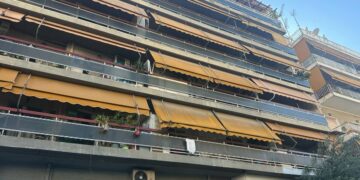 Alldaynews.gr ΕΚΤΑΚΤΟ – Τραγωδία: Κατέληξε η 7χρονη που πέρασε μέσα από τζαμαρία της μπαλκονόπορτας στο σπίτι της