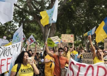 STOP στον μαζικό τουρισμό: Τουρίστες «φοβούνται να βγουν από τα δωμάτιά τους» καθώς χιλιάδες διαδηλωτές κατέκλυσαν τους δρόμους (video)