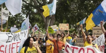 Alldaynews.gr STOP στον μαζικό τουρισμό: Τουρίστες «φοβούνται να βγουν από τα δωμάτιά τους» καθώς χιλιάδες διαδηλωτές κατέκλυσαν τους δρόμους (video)