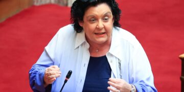 Χαμός στη Βουλή με Κωνσταντοπούλου – Κανέλλη: «Ξεκίνησε την καριέρα της επί χούντας»