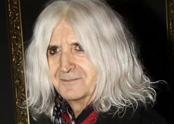 Καρβέλας: «Πιστεύετε σε έναν Θεό ο οποίος δε βοήθησε ποτέ γιατί δεν υπάρχει, αν γκρεμίσουμε τις εκκλησίες θα θεραπεύσουμε τη φτώχεια»