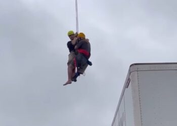 «Δε θέλω να πεθάνω» – Βίντεο με τη δραματική διάσωση οδηγού που κρεμόταν από γέφυρα (video)