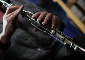 ΕΚΤΑΚΤΟ: Ένταλμα σύλληψης για γνωστό δεξιοτέχνη του κλαρίνου – Κατηγορείται για απάτες με θύματα ηλικιωμένους (video)