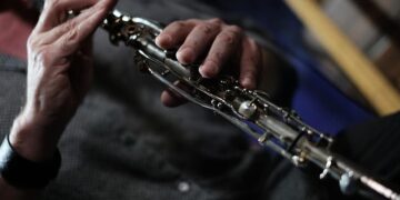 Alldaynews.gr ΕΚΤΑΚΤΟ: Ένταλμα σύλληψης για γνωστό δεξιοτέχνη του κλαρίνου – Κατηγορείται για απάτες με θύματα ηλικιωμένους (video)