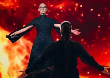 Και όμως την ξέρουμε όλοι – Αυτή είναι η γυναίκα που συνοδεύει την Klavdia στη σκηνή