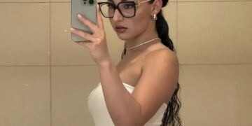 Αγνώριστη η Κλαυδία: Ανάρπαστες οι φωτογραφίες της με μαγιό και χωρίς γυαλιά