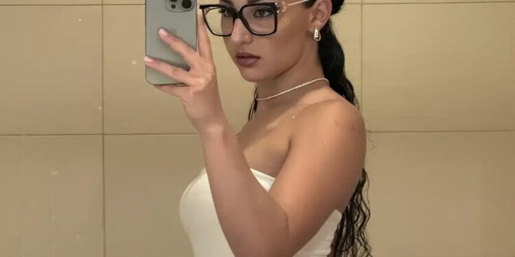 Αγνώριστη η Κλαυδία: Ανάρπαστες οι φωτογραφίες της με μαγιό και χωρίς γυαλιά