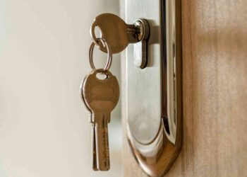 Γιατί πρέπει να αφήνουμε το κλειδί πάντα στην πόρτα το βράδυ; Τι εξηγεί ειδικός