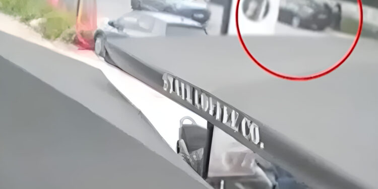 Alldaynews.gr Του έκλεψαν το αυτοκίνητο ενώ έπινε καφέ – Καρέ καρέ η καταδίωξη των δραστών (video)