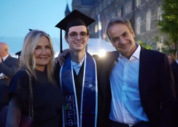Περήφανοι γονείς Κυριάκος Μητσοτάκης και Μαρέβα στην τελετή αποφοίτησης του γιου τους στις ΗΠΑ