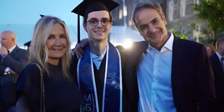 Περήφανοι γονείς Κυριάκος Μητσοτάκης και Μαρέβα στην τελετή αποφοίτησης του γιου τους στις ΗΠΑ