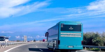 Alldaynews.gr Αδιανόητο λάθος σε σχολική εκδρομή: Ξέχασαν 2 μαθήτριες στο δρόμο προς Θεσσαλονίκη (video)