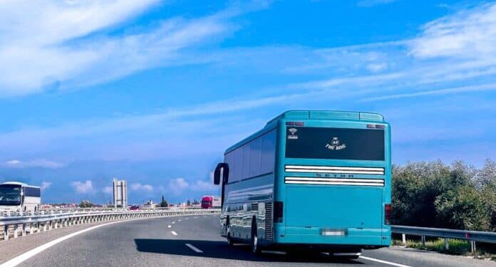 Alldaynews.gr Αδιανόητο λάθος σε σχολική εκδρομή: Ξέχασαν 2 μαθήτριες στο δρόμο προς Θεσσαλονίκη (video)