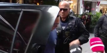 Alldaynews.gr Η απολογία του 21χρονου μητροκτόνου: «Με είπε παρτάκια. Είχα πιει αλκοόλ και χασίς. Θόλωσα και την έσφαξα»