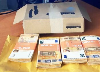 Πέταξε κατά λάθος 20.000 ευρώ σε κάδο ανακύκλωσης – Τα βρήκαν και του τα επέστρεψαν (video)