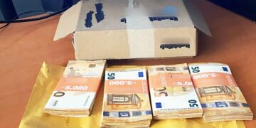 Alldaynews.gr Πέταξε κατά λάθος 20.000 ευρώ σε κάδο ανακύκλωσης – Τα βρήκαν και του τα επέστρεψαν (video)