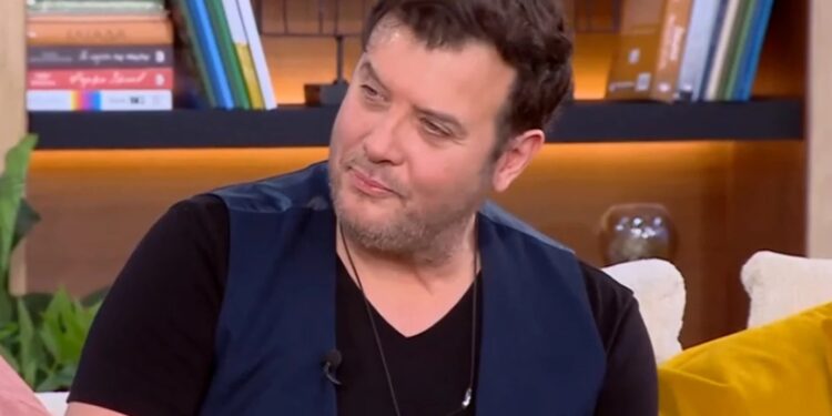 Alldaynews.gr Λάμπης Λιβιεράτος: «Μπήκα σε μία κλινική ψυχικής υγείας – Εγώ είχα τα παιδιά μου και τη μουσική που με έσωσαν»