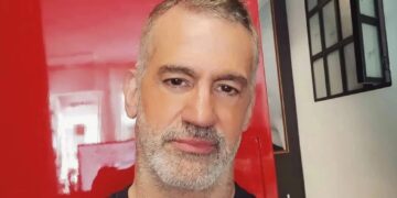 Θρήνος στην κηδεία του 43χρονου Σπύρου που βρέθηκε κρεμασμένος στην αποθήκη του σπιτιού του – Υποβασταζόμενη η σύζυγός του