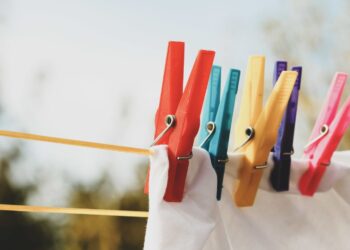 Τόσο καιρό απλώνουμε τα ρούχα με λάθος τρόπο; Σε τι χρησιμεύουν οι μικρές τρύπες στα μανταλάκια (video)