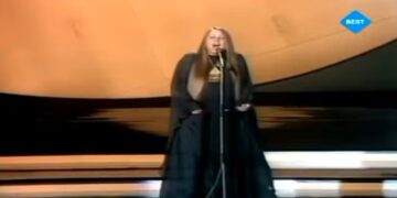Alldaynews.gr Με αλεξίσφαιρο γιλέκο, ντυμένη στα μαύρα: Η Ελληνίδα τραγουδίστρια που βγήκε στη σκηνή της Eurovision με κίνδυνο της ζωής της