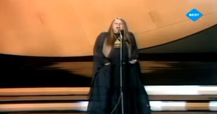 Alldaynews.gr Με αλεξίσφαιρο γιλέκο, ντυμένη στα μαύρα: Η Ελληνίδα τραγουδίστρια που βγήκε στη σκηνή της Eurovision με κίνδυνο της ζωής της