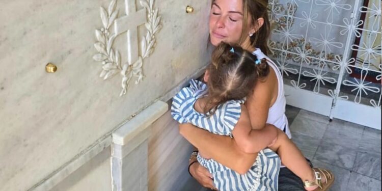 Alldaynews.gr Μαρία Μενούνος: «Άκουσα τον Άγιο Νεκτάριο στην Αίγινα να χτυπάει τον τάφο του»