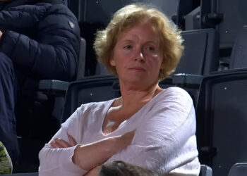 Πήρε θέση η μητέρα του Τσιτσιπά για την επίθεση του σκύλου της: «Ήταν η δίδυμη αδερφή μου»